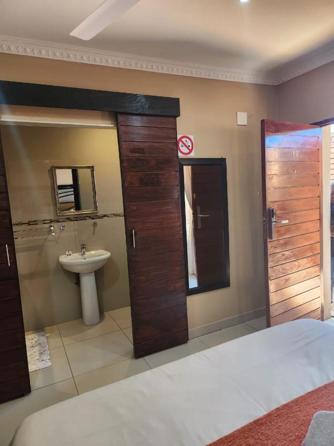 Suits Guest House & Bar Carletonville المظهر الخارجي الصورة